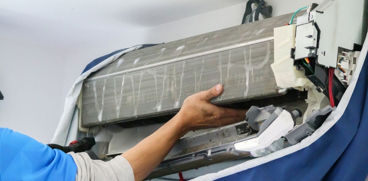 AC-maintenance-service-in-dubai